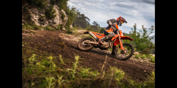 Cómo mejorar tu técnica en motos de Enduro